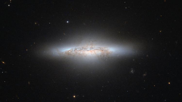 Galaktyka soczewkowata NGC 5010 sfotografowana przez Kosmiczny Teleskop Hubble’a. Źródło: ESA/Hubble & NASA.