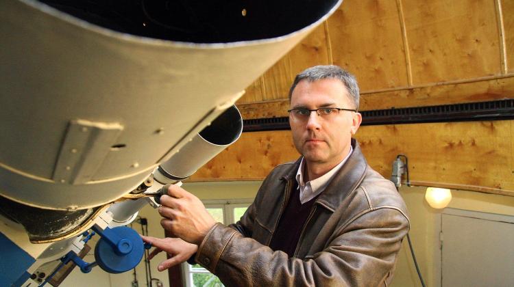 Prof. Andrzej Niedzielski przy jednym z teleskopów Centrum Astronomii UMK. Fot.: Andrzej Romański / UMK. 