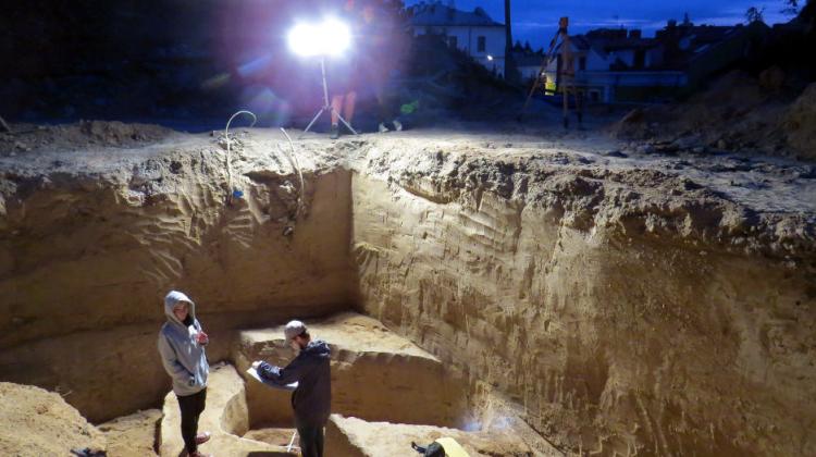 Wykopaliska w Sandomierzu, w miejscu, w którym odkryto nietypowy grób. Fot. Monika Bajka 