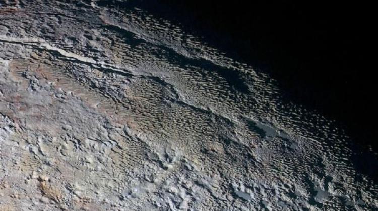 Zdjęcie Plutona w sztucznie uwypuklonych kolorach wykonane przez sondę New Horizons 14.07.2015 r. i przesłane na Ziemię 19 września. Ukształtowanie terenu przypomina nieco widok skóry węża. Źródło: NASA/JHUAPL/SWRI. 