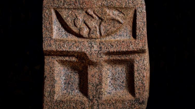 Granitowy ołtarz odkryty w grobowcu Chetiego, (Średnie Państwo). Fot. M. Jawornicki 