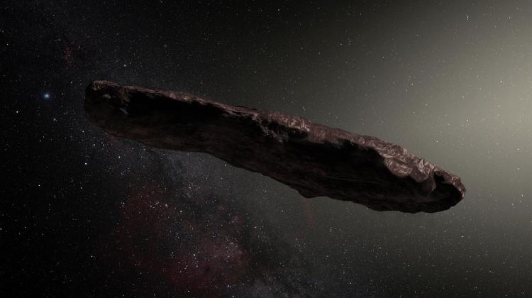 Wizja artystyczna międzygwiazdowej planetoidy ‘Oumuamua. Źródło: ESO / M. Kornmesser.