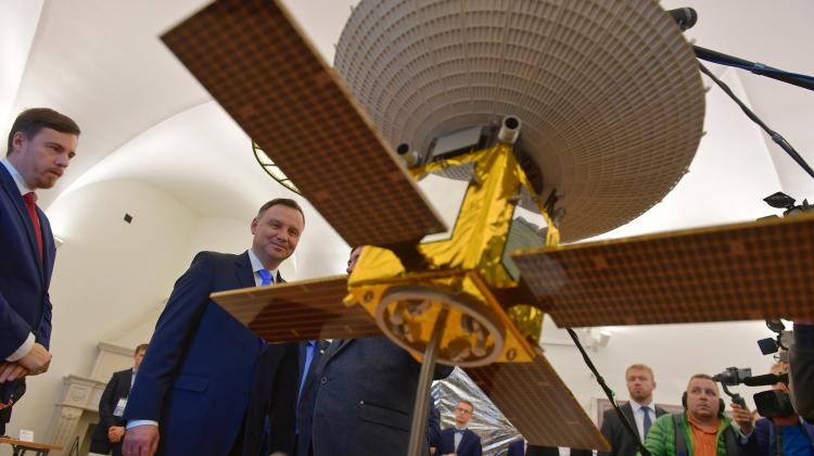Prezydent Andrzej Duda (2L) zwiedza wystawę eksponatów, w ramach konferencji „Technologie przyszłości. Przemysł kosmiczny” w Pałacu Prezydenckim w Warszawie. Fot. PAP/Marcin Obara 22.10.2018