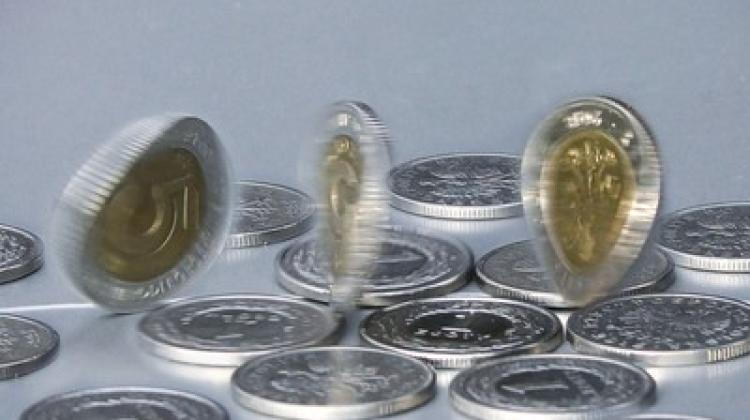 W określonych warunkach pewne stany kwantowe (reprezentowane przez  wirujące monety) mogą współistnieć ze stanami klasycznymi (monety leżące  na stole), wykazali naukowcy z Instytutu Fizyki Jądrowej PAN i Uniwersytetu Jagiellońskiego. Źródło: IFJ PAN