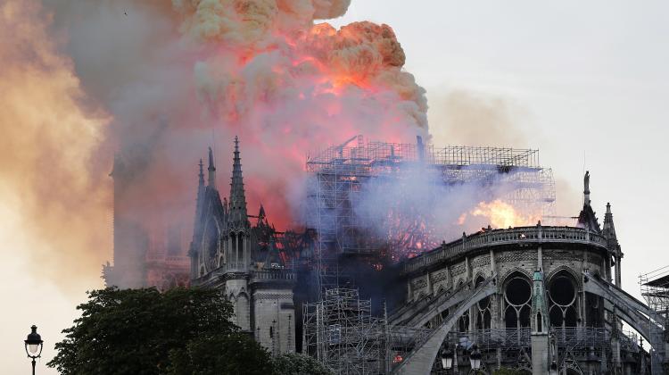 epa07508972 Pożar dachu katedry Notre-Dame w Paryżu, 15 April 2019. EPA/IAN LANGSDON  Dostawca: PAP/EPA