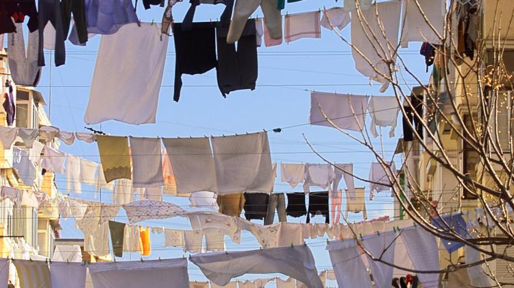 Sewilla, Hiszpania, 27.12.2000. Suszenie prania na sznurach rozciągniętym między domami w Sewilli 27 grudnia. JT (PAP/EPA EMILIO MORENATTI)