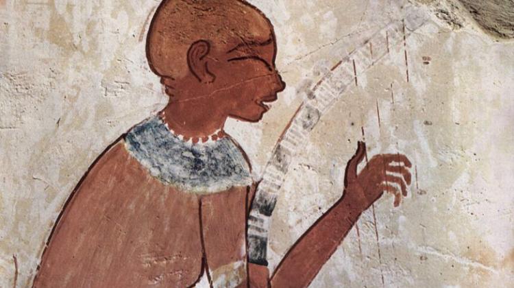 Mężczyzna grający na harfie ukazany na ścianie jednego z grobowców, domena publiczna