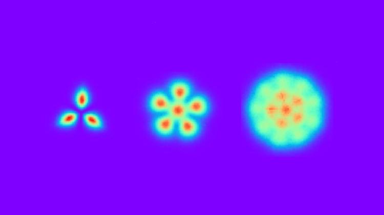 Przewidywane teoretyczne obrazy odpowiadające rezultatom pomiarów kryształów Pauliego dla kolejno 3, 6 i 15 atomów. Fot. na podstawie materiałów z IF PAN. 