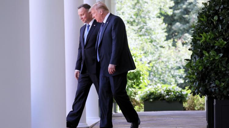 Prezydent RP Andrzej Duda (L) oraz prezydent Stanów Zjednoczonych Donald Trump (P) po wspólnej konferencji prasowej w Ogrodzie Różanym Białego Domu, 24 bm. w Waszyngtonie. Fot. PAP/ Leszek Szymański 24.06.2020.  