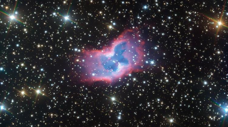 Zdjęcie mgławicy planetarnej NGC 2899 przypominającej kształtem motyla. Zostało uzyskane przez pomocy instrumentu FORS na należącym do ESO teleskopie VLT w północnym Chile. Obiekt nigdy wcześniej nie był sfotografowany w takich detalach. Źródło: ESO