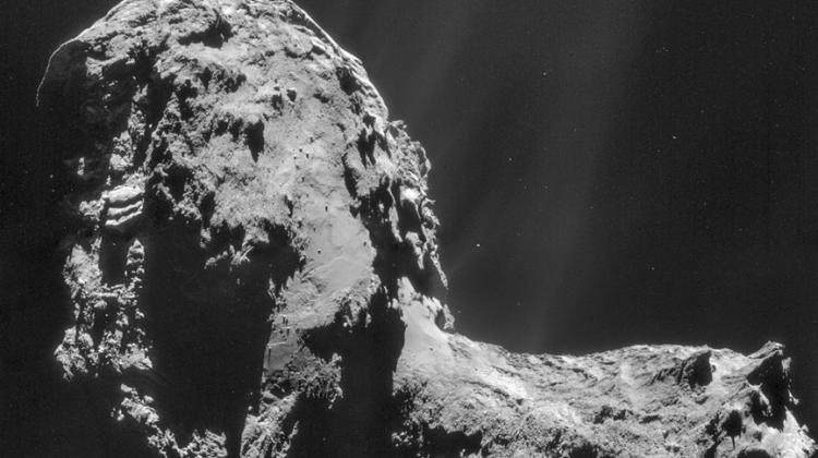 Jądro komety 67P/Churyumov-Gerasimenko. Jest to mozaika zdjęć wykonanych z odległości 31 kilometrów od jądra w dniu 20 listopada 2014 r. Rozdzielczość wynosi 3 metry na piksel. Źródło: ESA/Rosetta/NAVCAM.