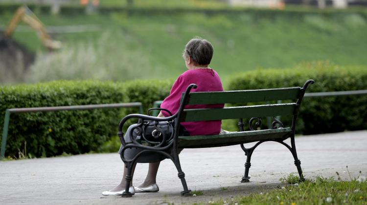 06.05.2015. Starsza kobieta na ławce na deptaku nad Sanem w Przemyślu. PAP/Darek Delmanowicz 