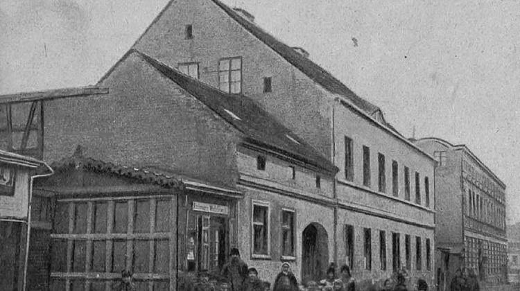 Szkoła we Wrześni, ok. 1901 r. Źródło: Wikipedia Commons