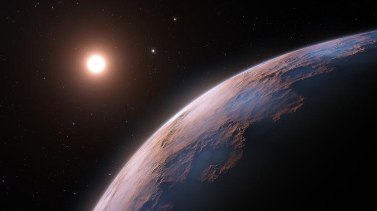 Artystyczne wyobrażenie pokazujące bliski widok na Proximę d, planetę niedawno odkrytą na orbicie wokół czerwonego karła Proxima Centauri, najbliższej gwiazdy względem Układu Słonecznego. Źródło: ESO/L. Calçada.