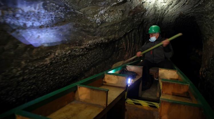Bochnia, 27.12.2021. Podziemna trasa turystyczna w kopalni soli w Bochni (łg/awol) PAP/Łukasz Gągulski
