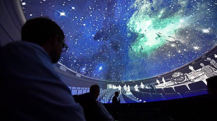 Planetarium Śląskie w Chorzowie. To znajdujące się pod 23-metrową kopułą pomieszczenie stanowi - od wewnątrz - ekran sztucznego nieba. Fot. PAP/EPA